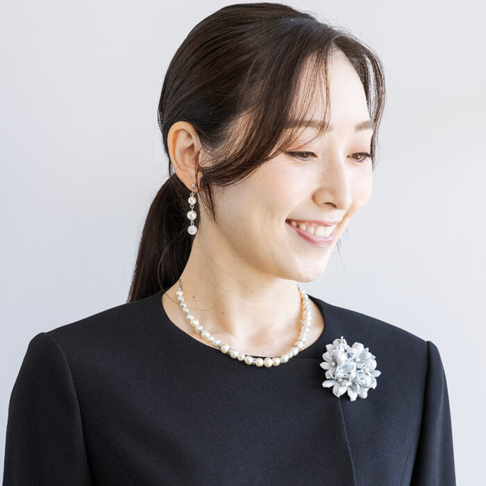 さりげなく華やか、上品ブローチ ・グレー｜東京ソワールオンラインストア