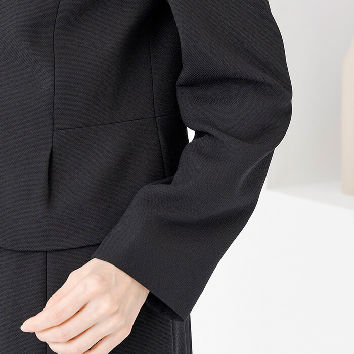 ノーカラーの洗えるアンサンブル 7号・ブラック｜東京ソワール