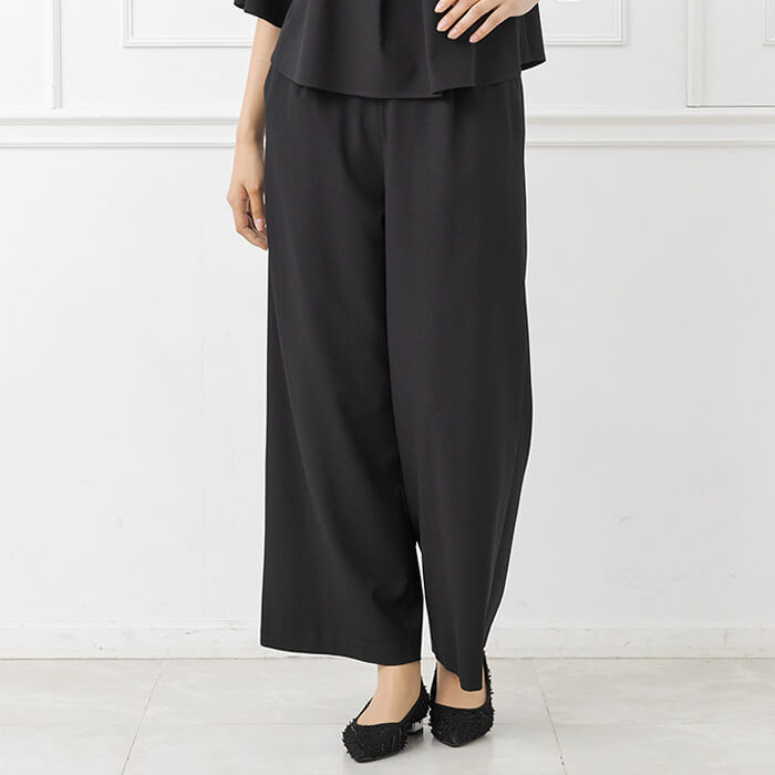 襟ぐりのビジューがポイントのセットアップ 9号・ブラック｜東京