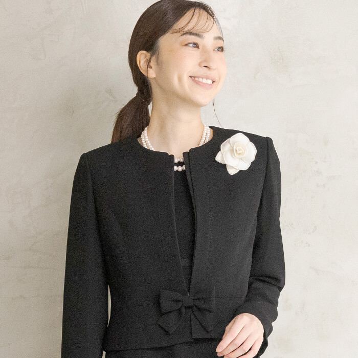 清楚なパールトリミングコサージュ ・オフホワイト｜東京ソワール