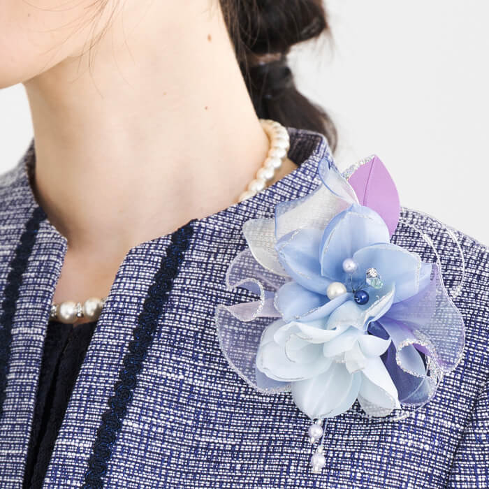 やさしいカラーのブーケコサージュ ・コーラル｜東京ソワール