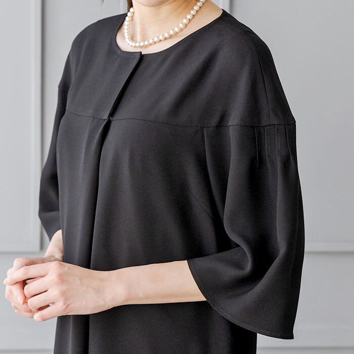 優しい印象のドロップショルダーワンピース L・ブラック｜東京