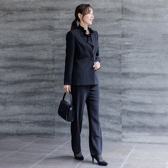 軽い着心地のパンツスーツ 15号・ブラック｜東京ソワールオンライン