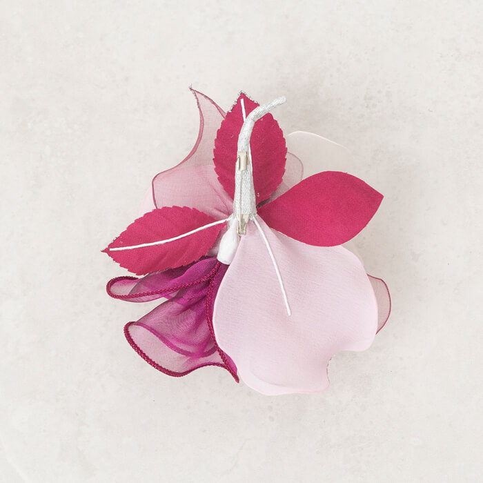 ベリーカラーのブーケコサージュ ・ローズ｜東京ソワールオンラインストア