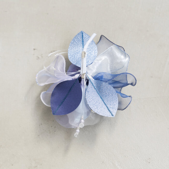 あでやかカラーのブーケコサージュ ・ネイビー｜東京ソワール