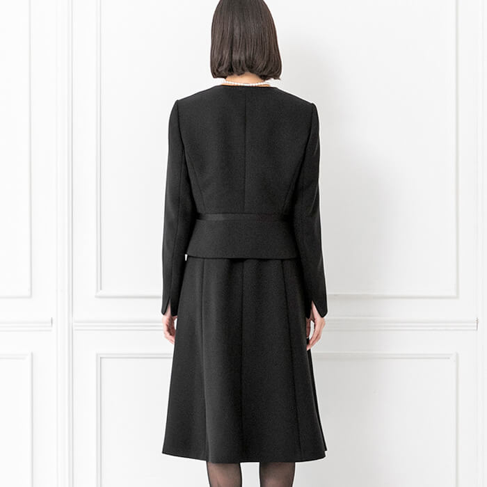 ノーカラーのリボン付アンサンブル 13号・ブラック｜東京ソワール