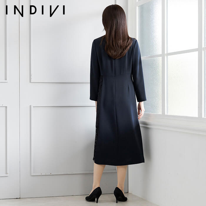 斜め切替とレースが魅せるモードなワンピース 9号・ネイビー｜東京