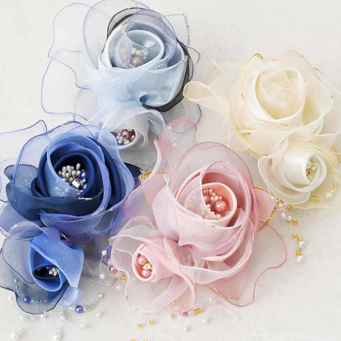 華やかな雰囲気、ブーケコサージュ ・オフホワイト｜東京ソワール