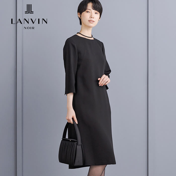 美しいカッティングのアンサンブル 9号・ブラック｜東京ソワール