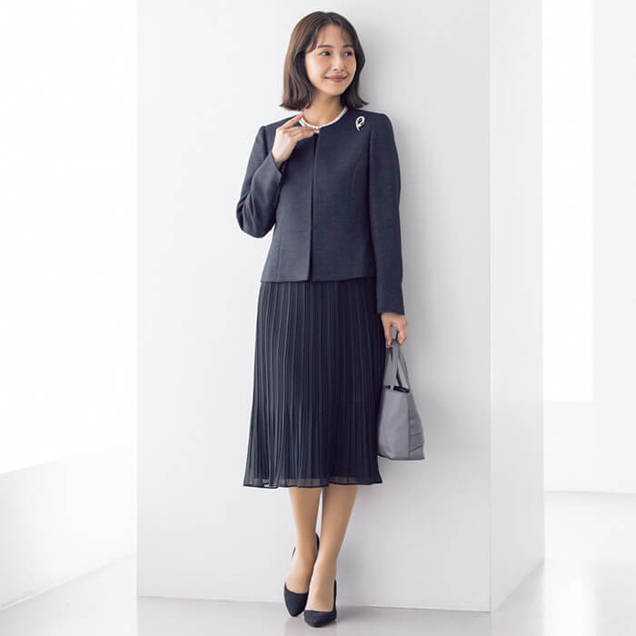 素材感の変化で魅せる大人のセレモニースーツ 15号・ネイビー｜東京