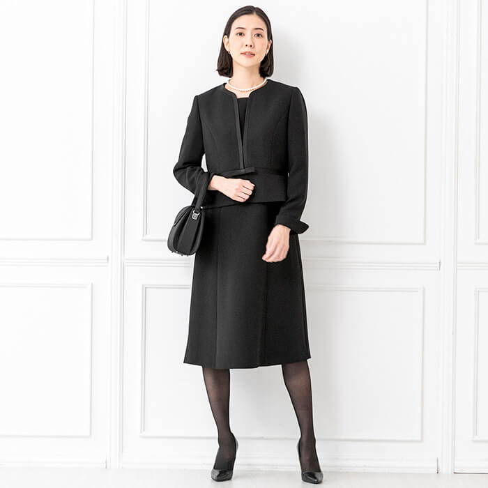 ノーカラーのリボン付アンサンブル 13号・ブラック｜東京ソワール