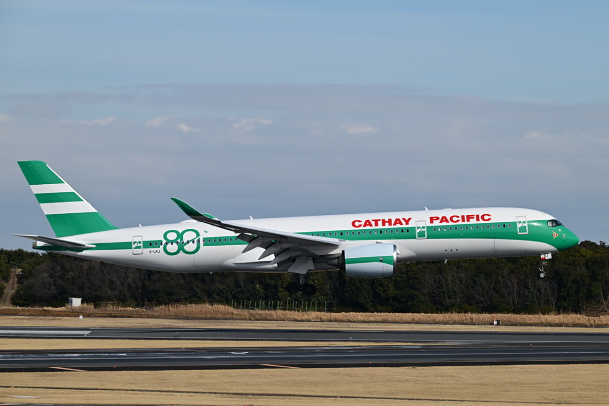 キャセイ、レトロ塗装「A350-900」が成田へ初飛来！ ジャンボにも期待