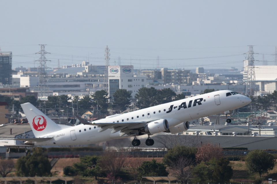ジェイエア Embraer 190 JA252J 伊丹空港 航空フォト | by ZINDSUME