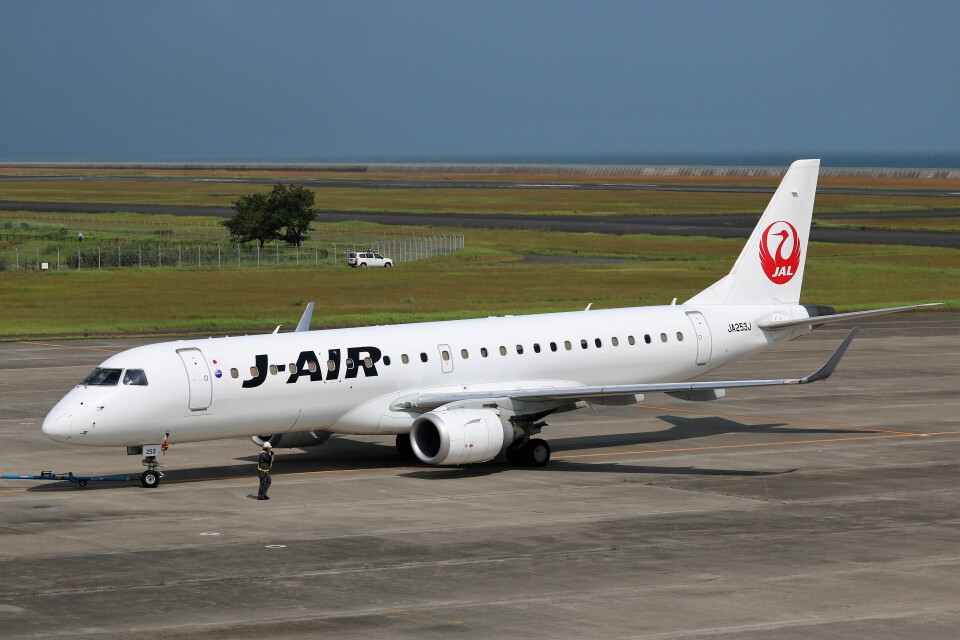 ジェイエア Embraer 190 JA253J 山口宇部空港 航空フォト | by