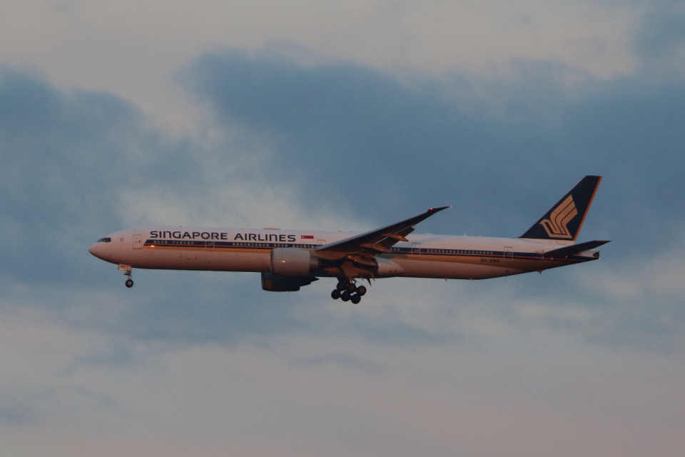 シンガポール航空 Boeing 777-300 9V-SWK 成田空港 航空フォト | by