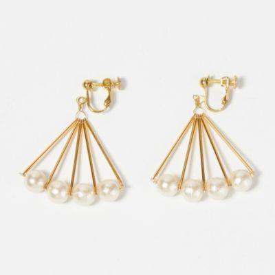 petite robe noire(プティローブノアー)の扇形パールイヤリング通販