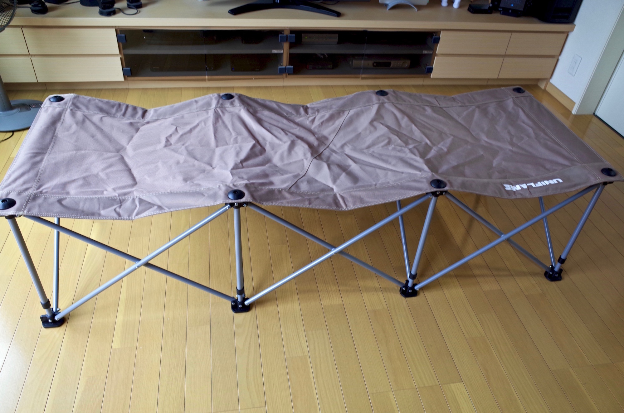 パッと開いてサッと収納！ユニフレームのリラックスコット | FUN TO CAMP