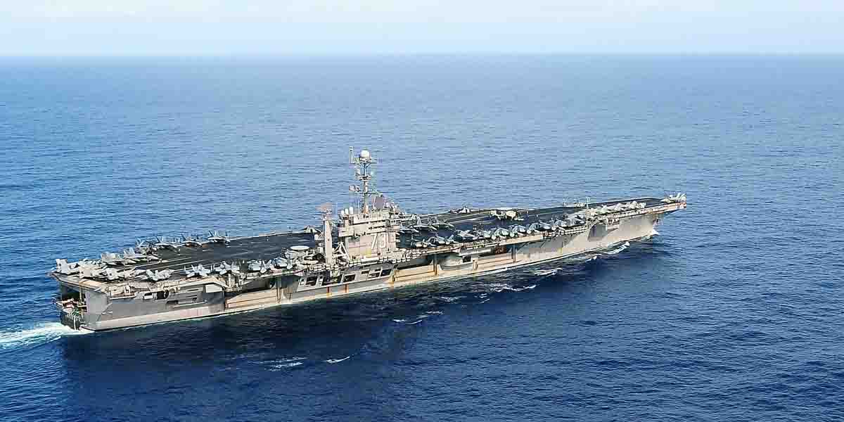 米空母「ジョージ・ワシントン」艦載機の着陸訓練「FCLP」、硫黄島で