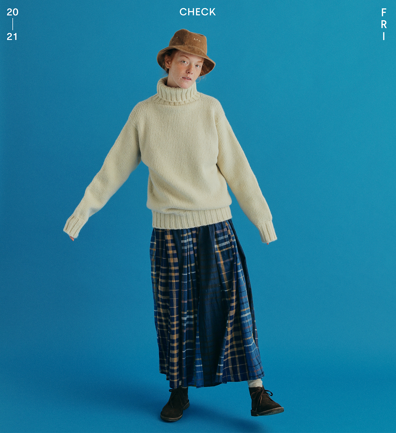 冬のチェックワンピースはタートルネックセーターと重ねて、ボトム