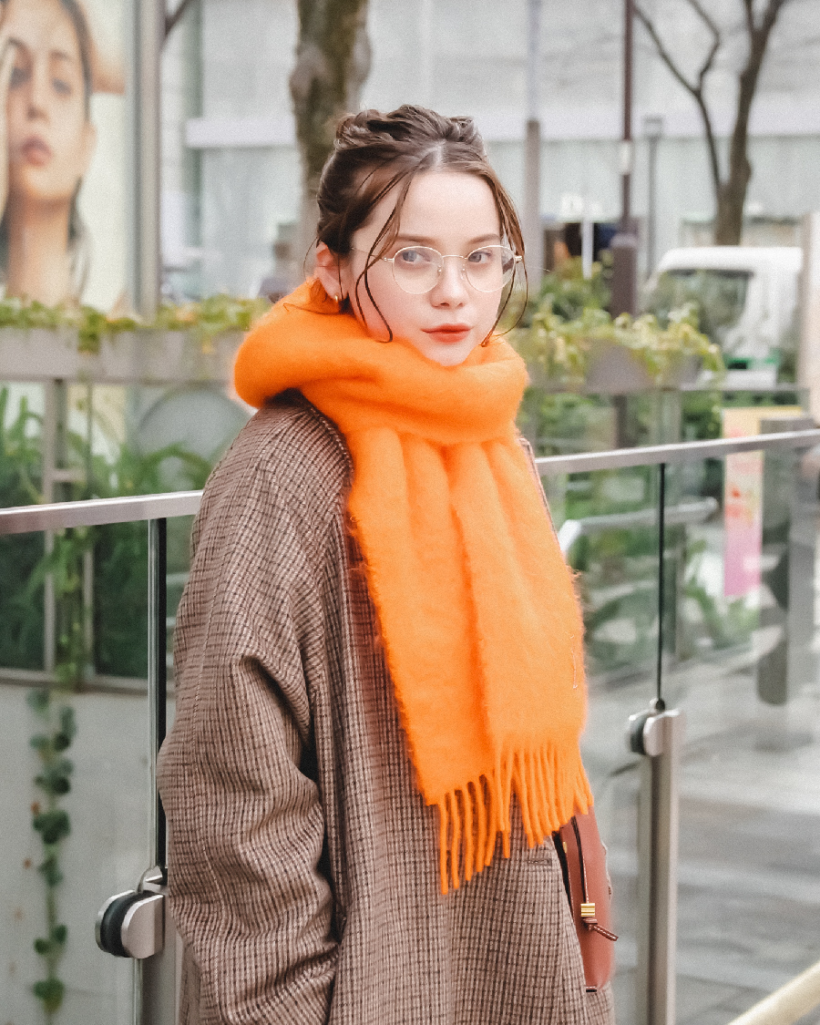 マフラーとスニーカーをオレンジにして、華やかで元気な印象に