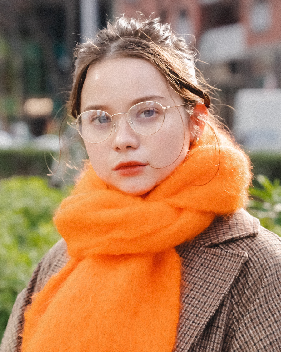 マフラーとスニーカーをオレンジにして、華やかで元気な印象に