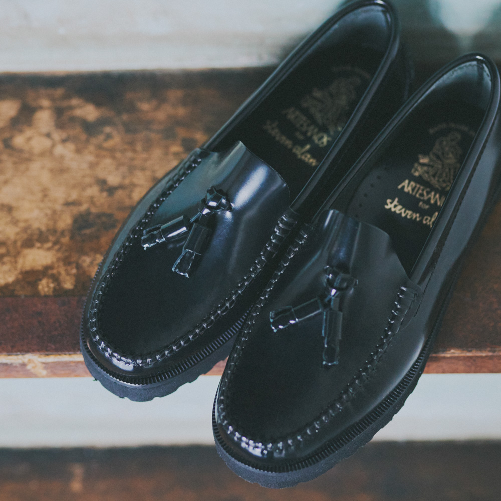 ローファーとは？定番の種類や「スリッポンとローファーの違い」を