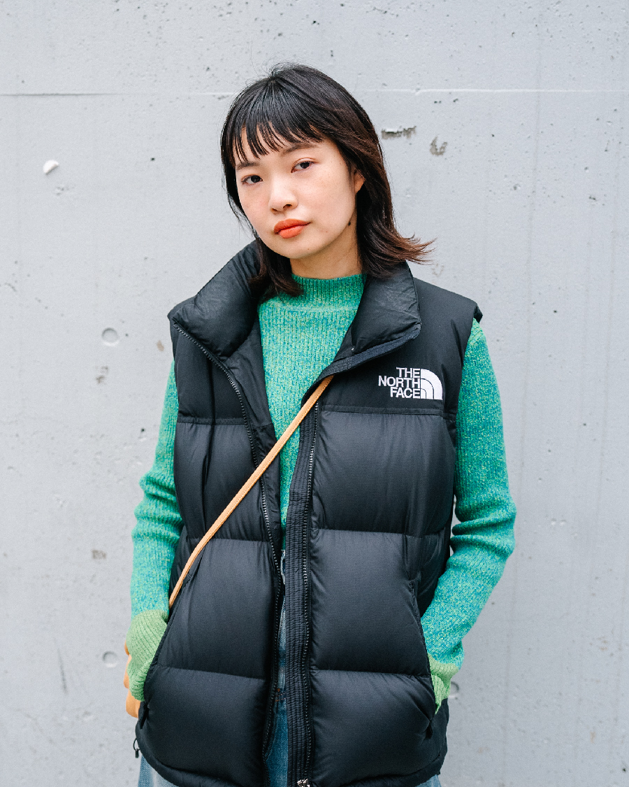 目を惹くグリーンニットを主役に、ダウンベストで季節感をプラス！足元