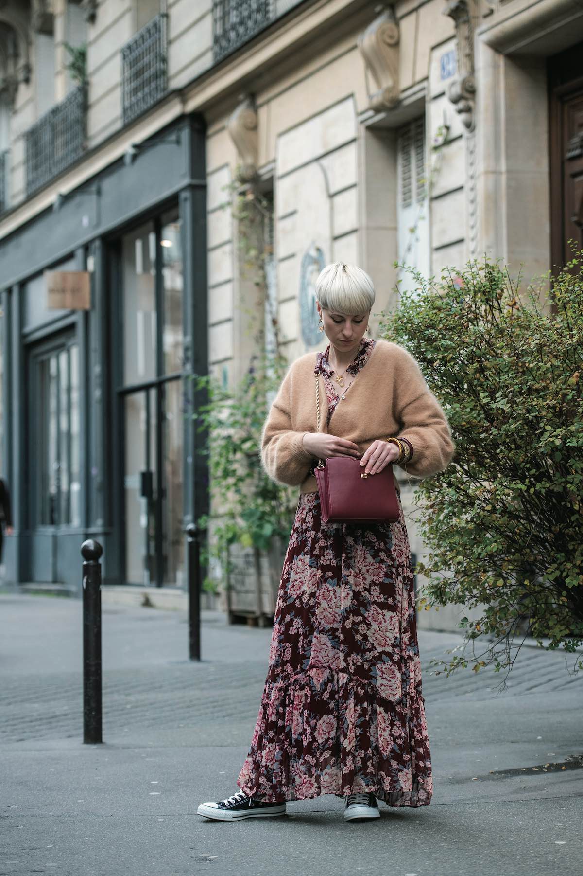 じっくりと見たくなる印象的な花柄ワンピースを纏って春を先取り