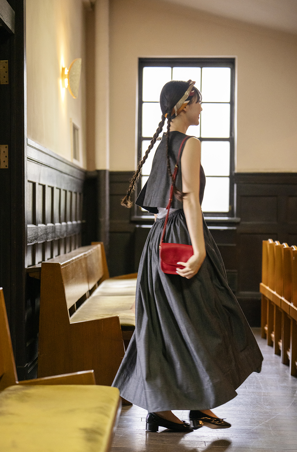 一枚で決まる！ワンピースを華やかにしたいなら、スカーフを巻いて