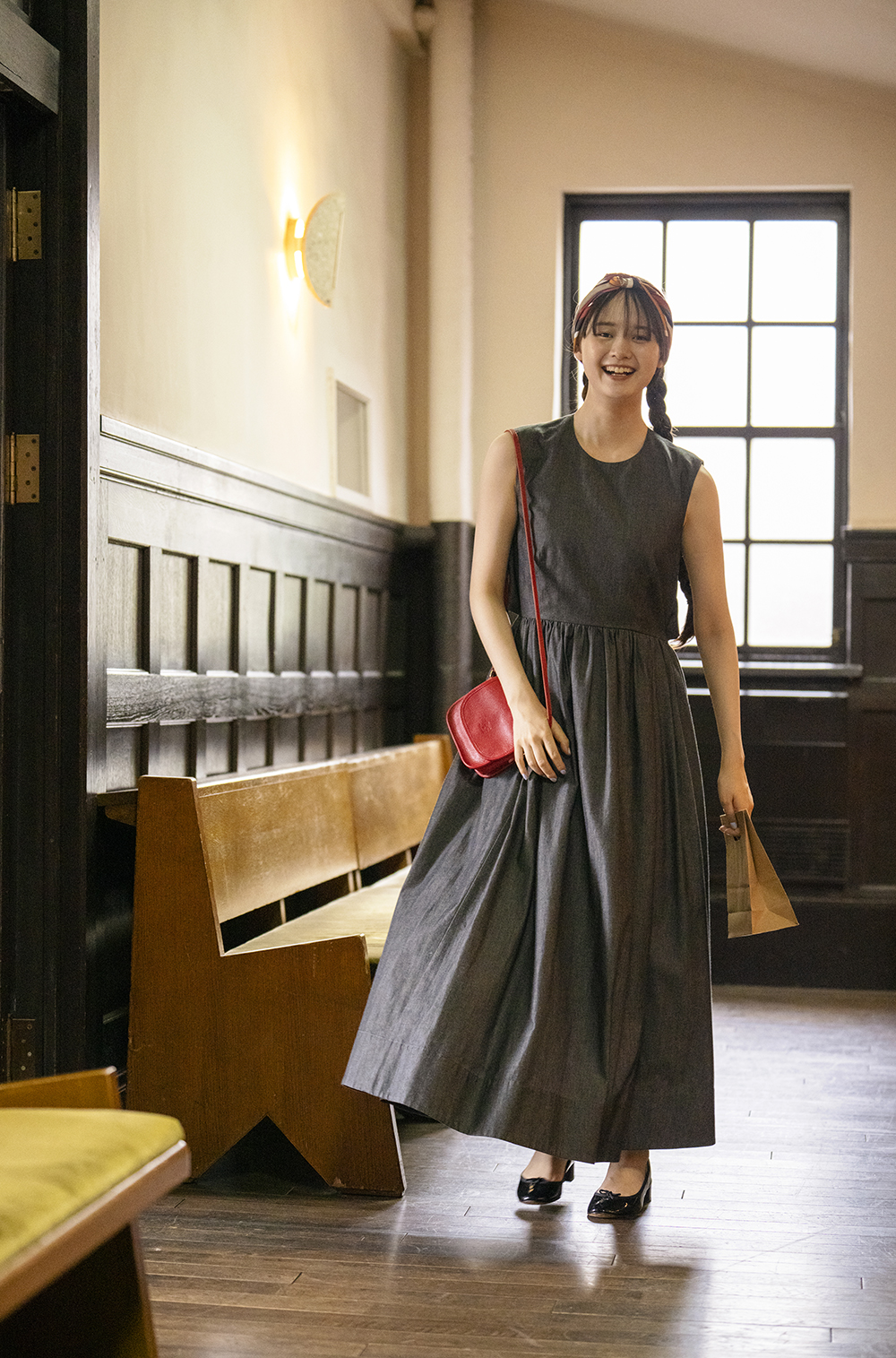 一枚で決まる！ワンピースを華やかにしたいなら、スカーフを巻いて