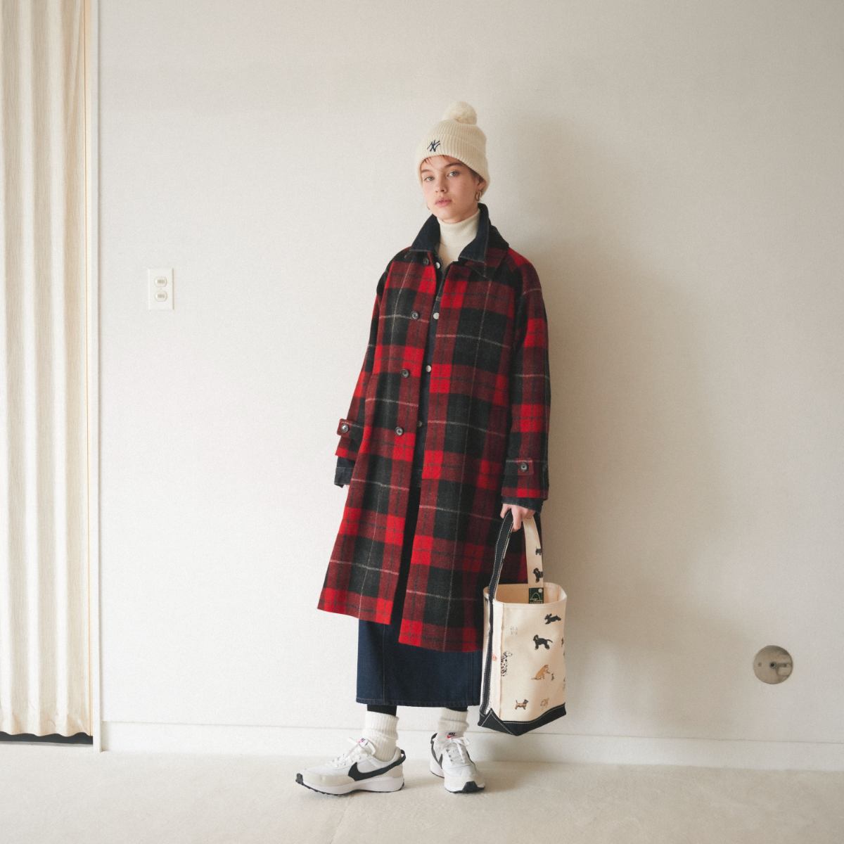 ほっこりタータンチェック柄のロングコートは、《ナイキ》のスニーカー