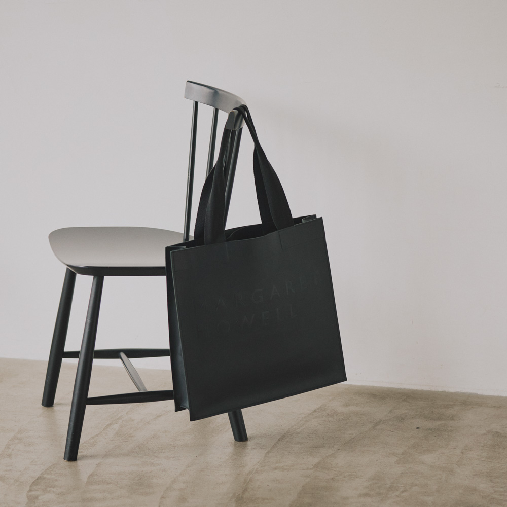 マーガレット・ハウエル》のロゴがさり気ないアクセント。ショッピング