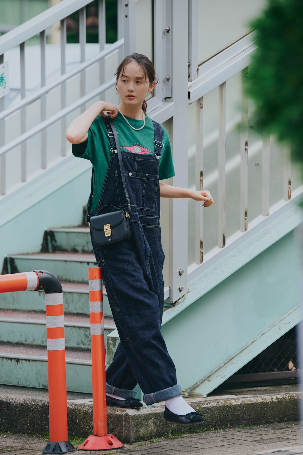 デニムオーバーオールを甘く仕上げるには？レディな小物を取り入れて