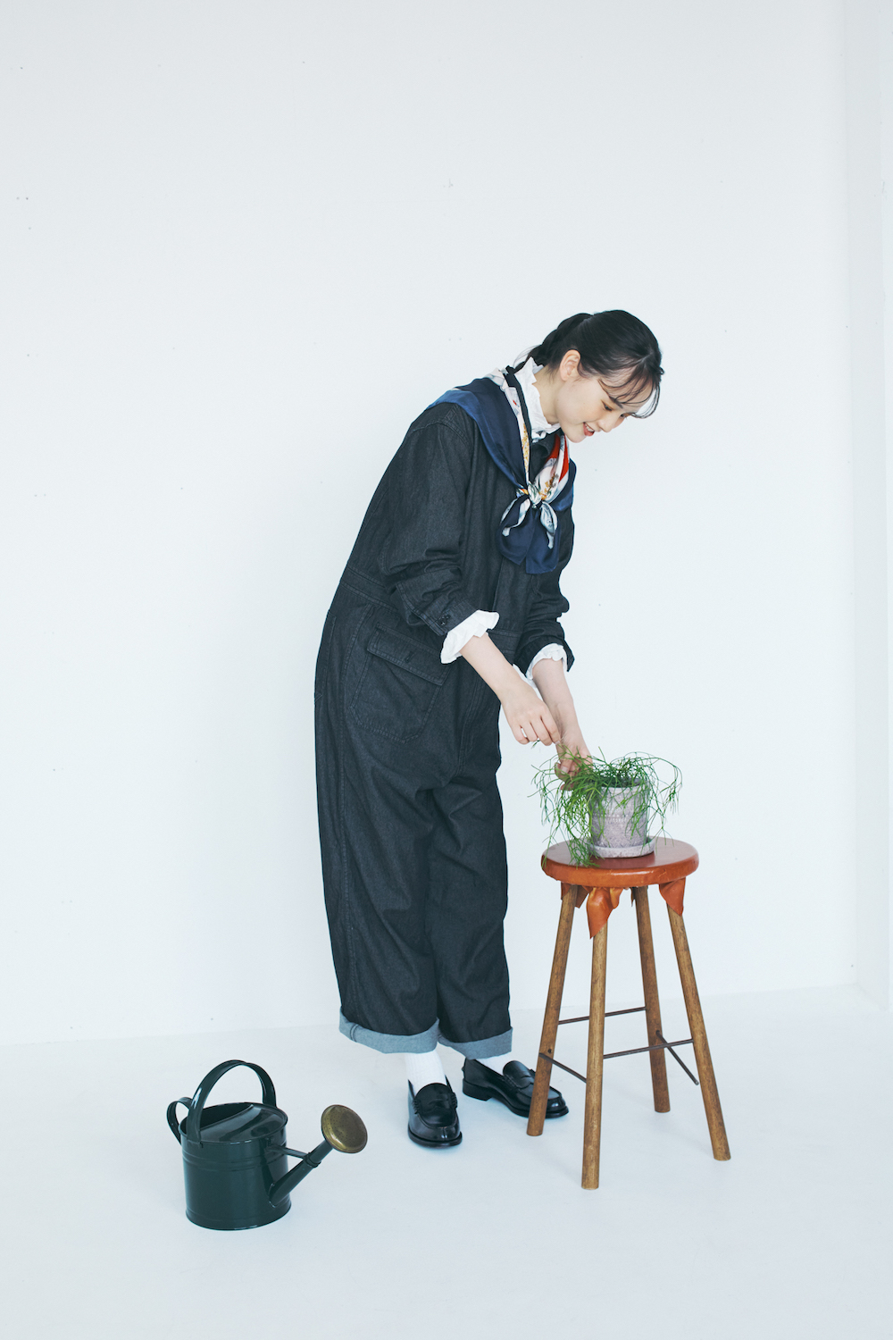 この秋着回したいのは“デニムのジャンプスーツ”。巻きものでアクセント