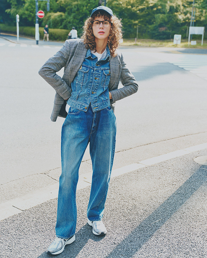 デニムコーデをワンランクアップアップさせるには小物がマスト