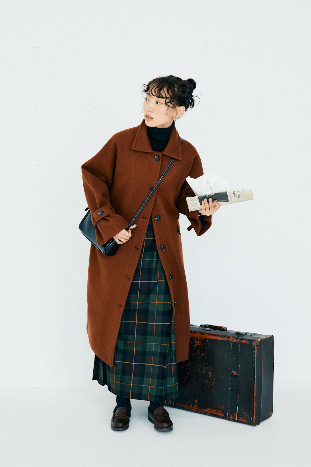 ブラウンコートのお手本スタイル。チェックスカートでトラッドに