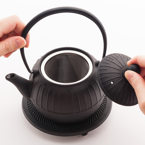 OIGEN】【セット】南部鉄器 急須／千草（黒）＆瓶敷／アラレ14cmセット