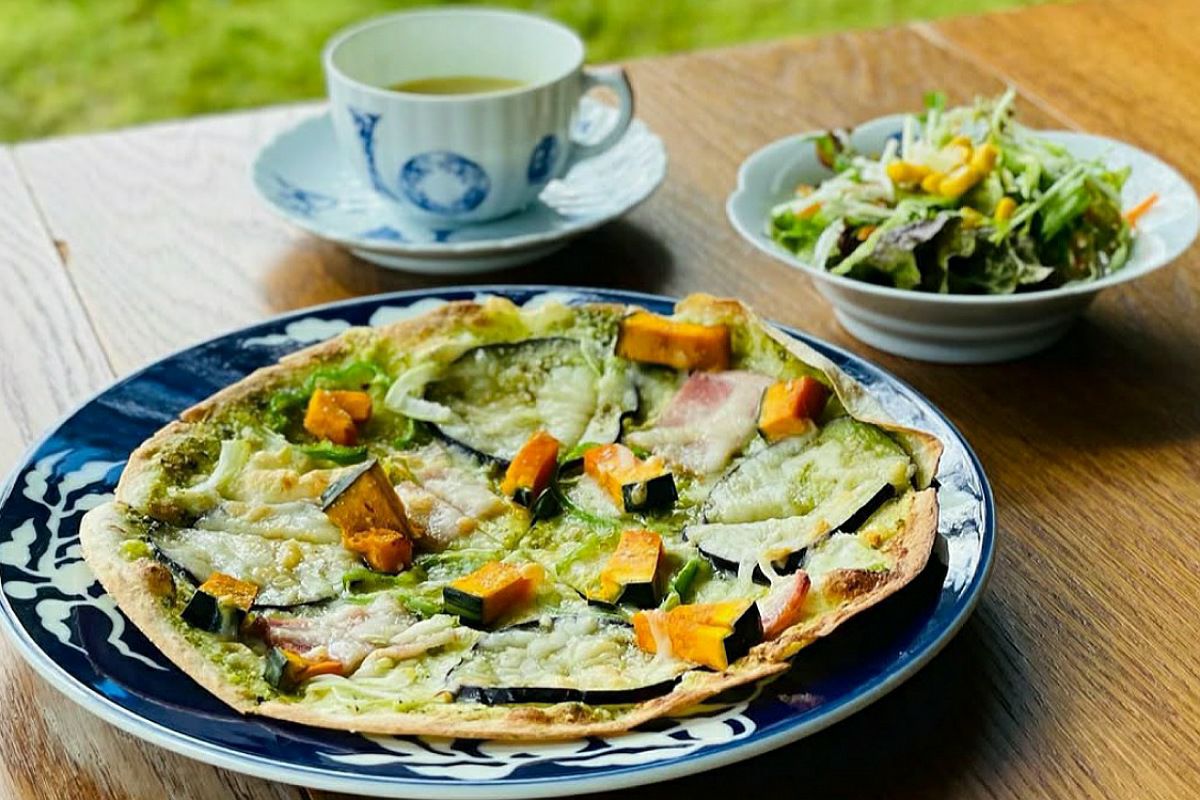 草花折枝白抜紋 26㎝ミート皿 | 有田焼 深川製磁｜公式オンラインストア