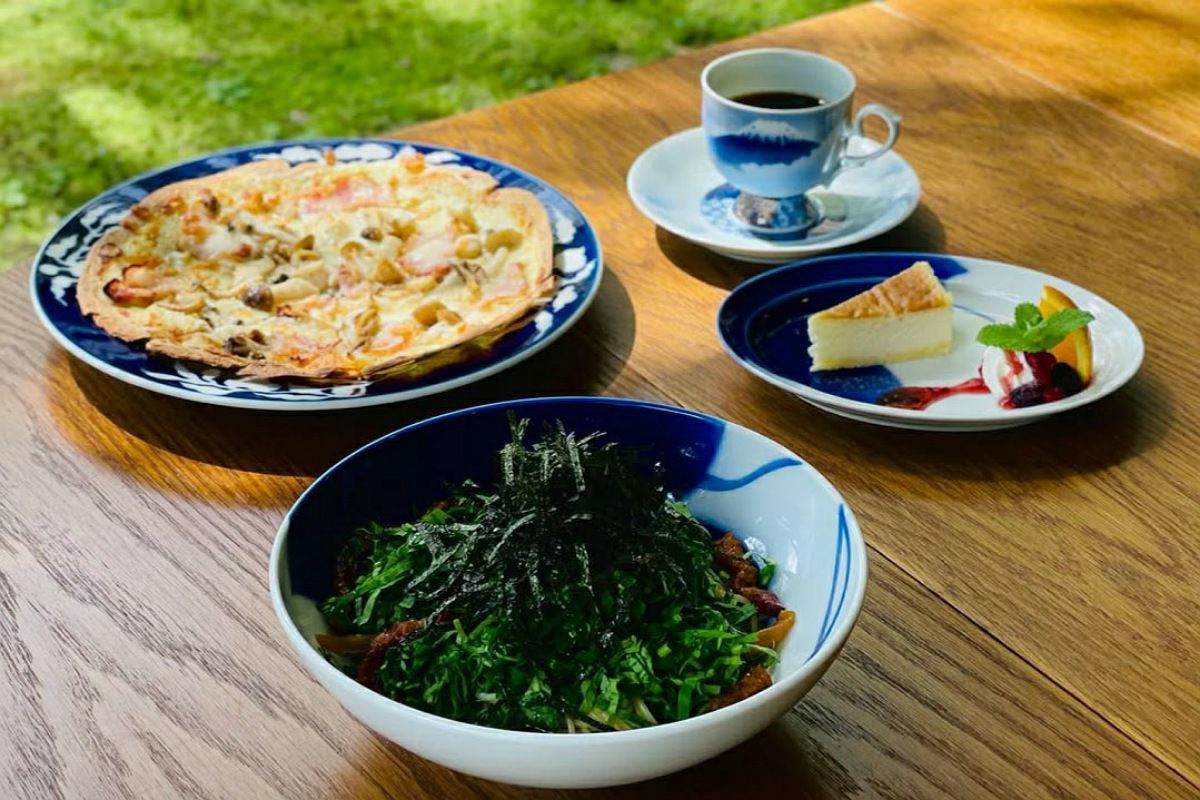 草花折枝白抜紋 26㎝ミート皿 | 有田焼 深川製磁｜公式オンラインストア