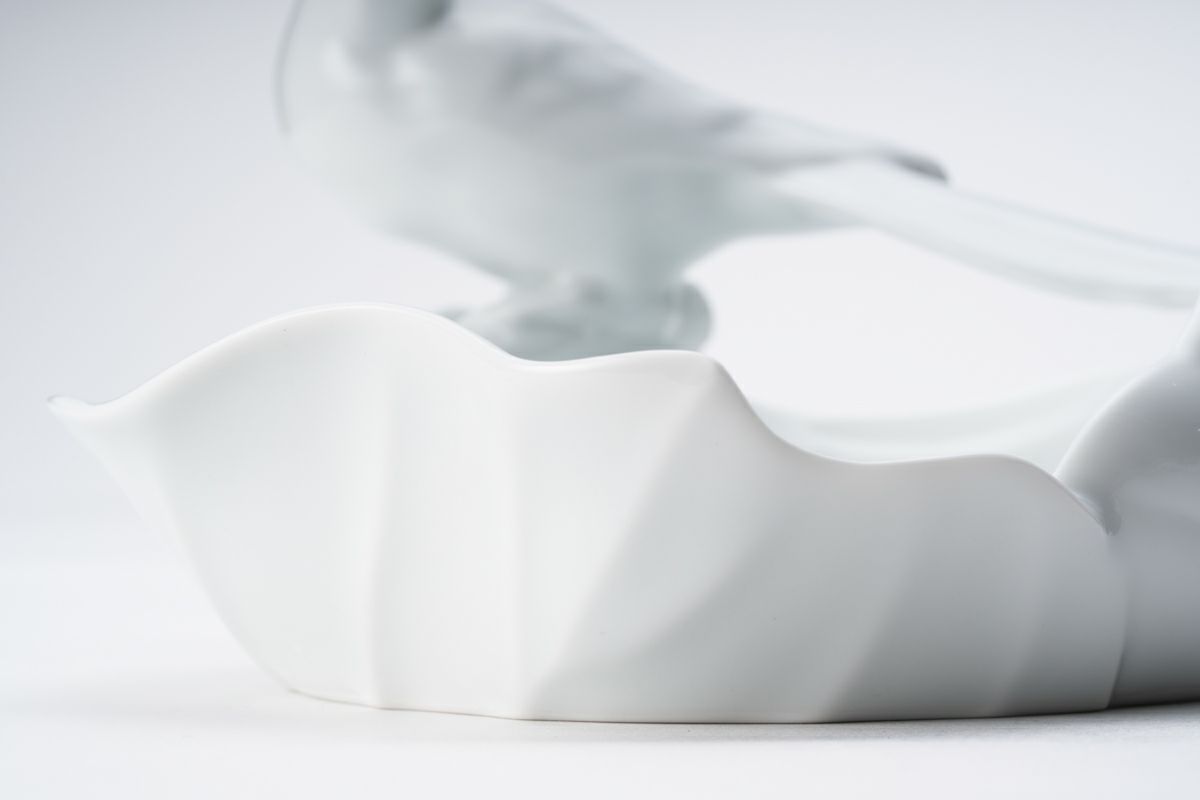 白磁勝烏 彫刻皿 | 有田焼 深川製磁｜公式オンラインストア