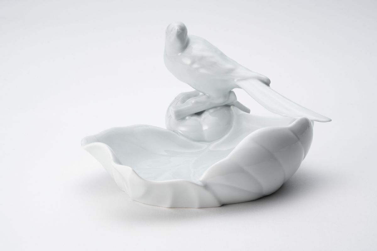 白磁勝烏 彫刻皿 | 有田焼 深川製磁｜公式オンラインストア