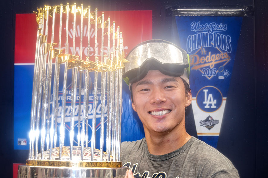 山本由伸、優勝トロフィー手に笑顔「MVP! MVP!」 球団SNSが