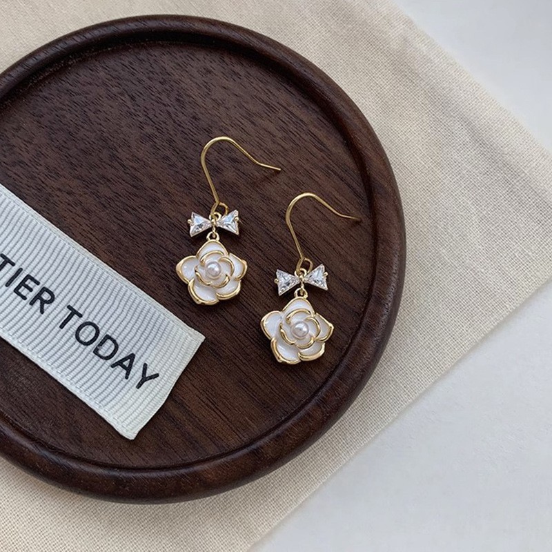 レディースピアス 花モチーフパール付きリボン揺れるフックピアス