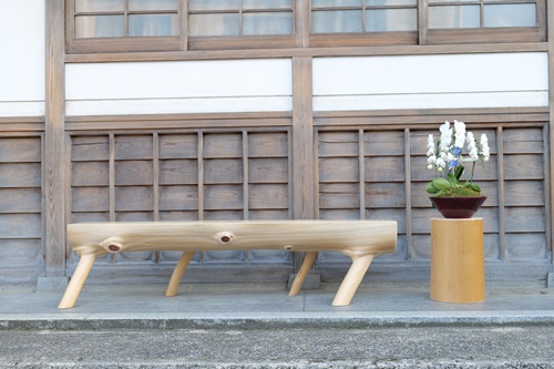 100年ヒノキのベンチ／枝をそのまま使用した磨き丸太ベンチ 一点物