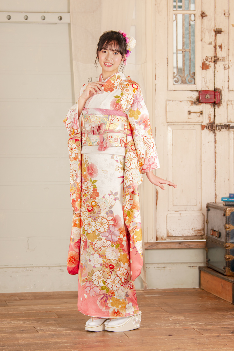 白地に桜と雪輪柄振袖【MKK-2903】｜まるやま・京彩|振袖比較サイトfurimo