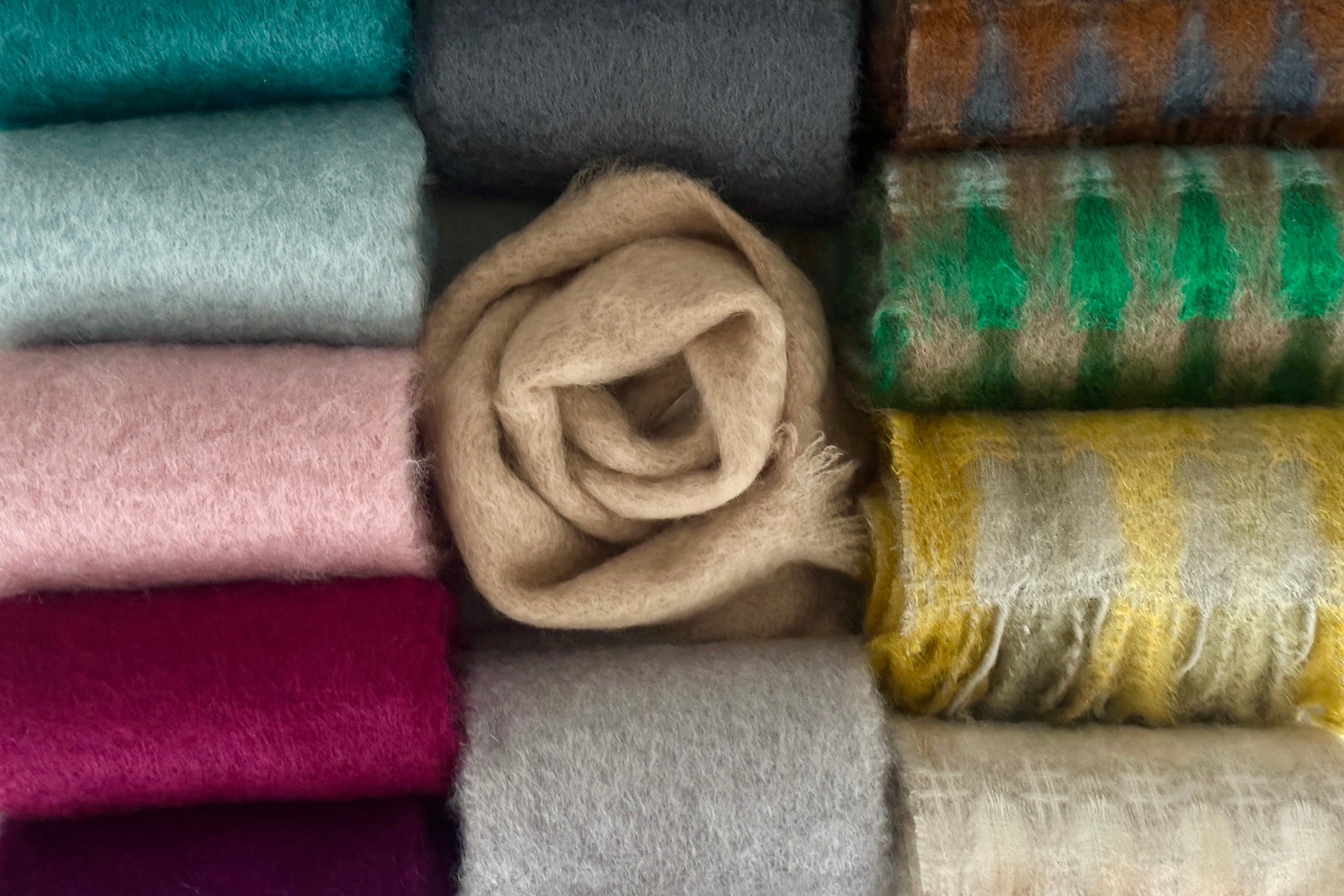 寒い季節に寄り添うふわふわのモヘアマフラー