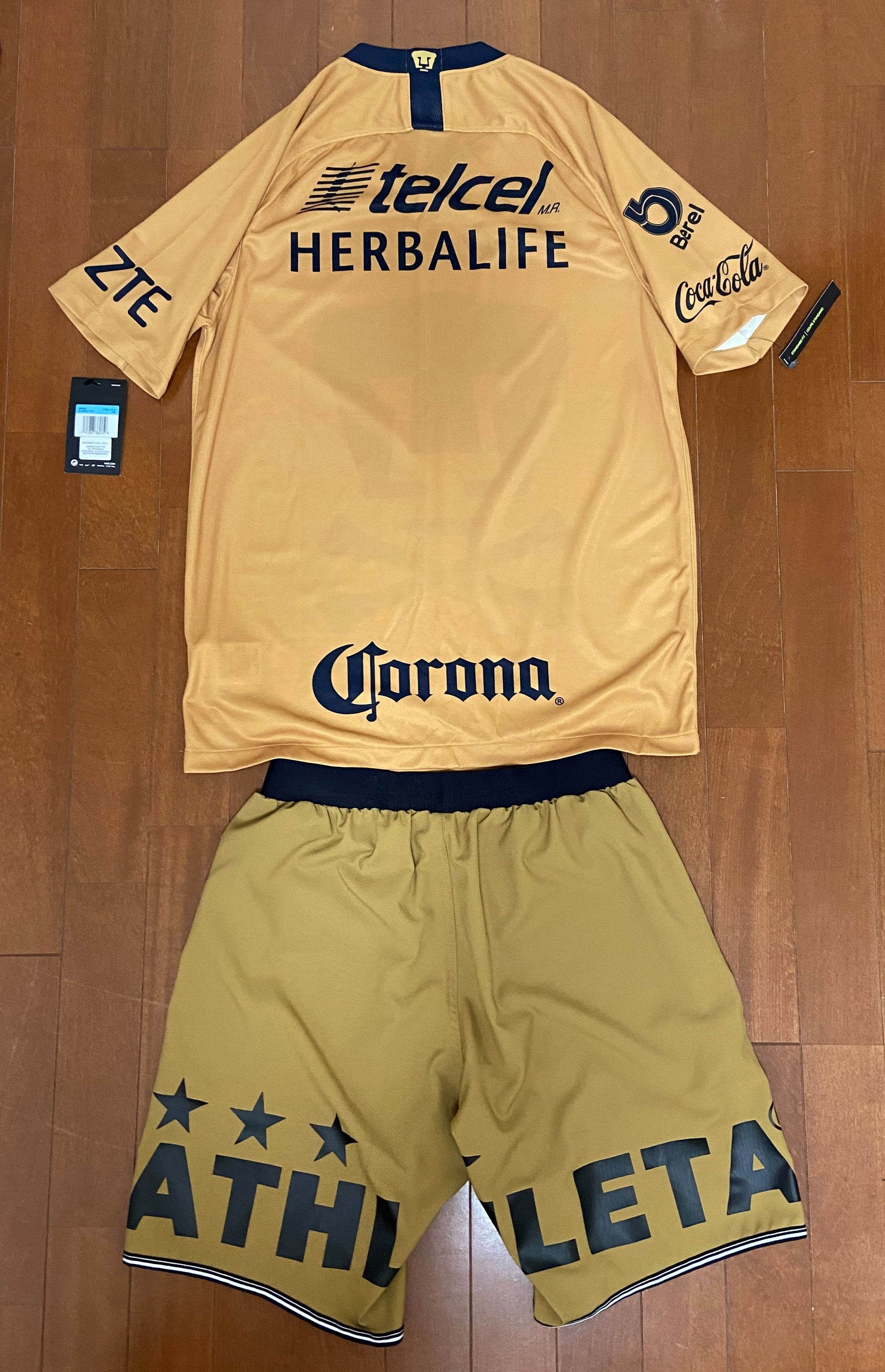 プーマス（PUMAS）南米メキシコのサッカーユニフォーム