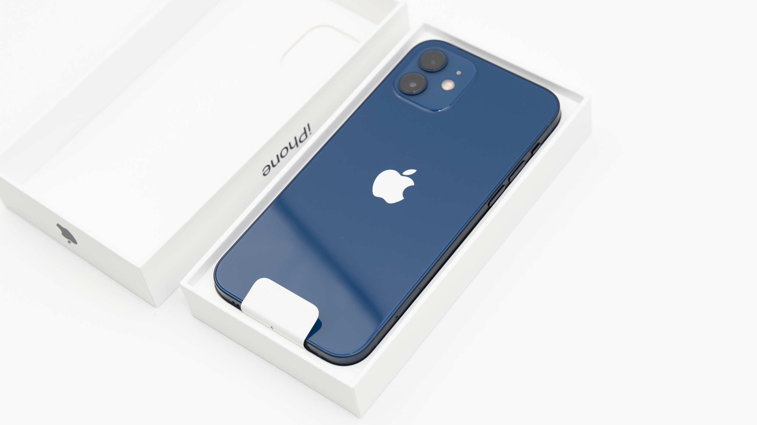 iPhone 12長期レビュー。廉価版の域を脱して「軽さ」の武器も手に入れ