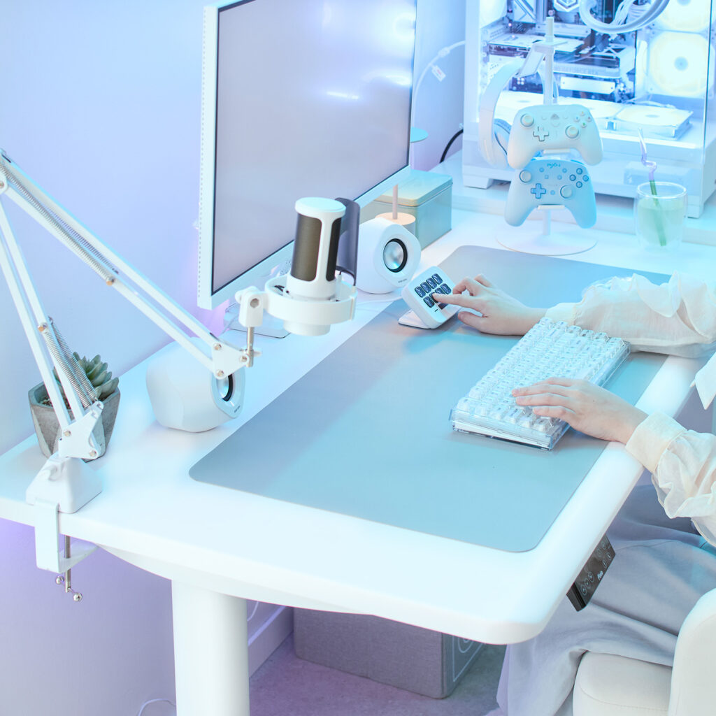 Pixioからオールホワイト(白)の電動昇降ゲーミングデスク登場