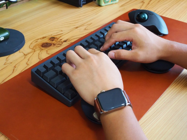 HOVER レビュー】柔軟なタイピングを実現する磁気浮上式パームレスト